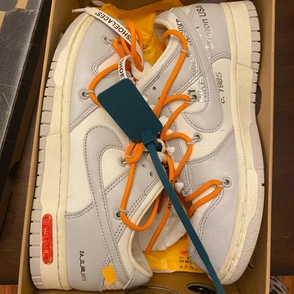 Lot 44 Nike off-white x dunk low